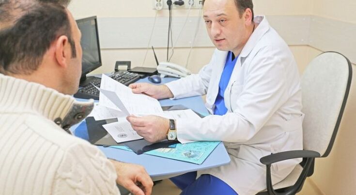 Un homme consulte un urologue