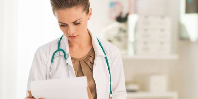 Le médecin examine des tests pour diagnostiquer le papillomavirus